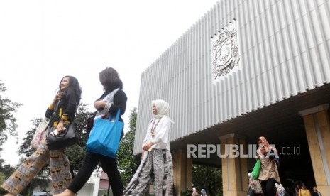 Sejumlah Pegawai Negeri Sipil (PNS) berjalan meninggalkan kompleks Balaikota di Jakarta, Kamis (17/5).