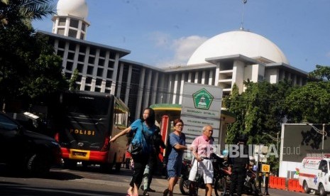 [Ilustrasi] Sejumlah jemaah Gereja Katedral menyeberangi jalan usai memarkirkan kendaraannya di Masjid Istiqlal, Jakarta.