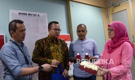 (dari kiri) Direktur Utama Republika Media Mandiri Agoosh Yoosran,Pemimpin Redaksi Republika Irfan Junaidi, Rektor Institut Pertanian Bogor (IPB) Arif Satria dan Kepala Biro Komunikasi IPB Yatri Indah Kusumastuti berbincang saat berkunjung ke kantor Republika, Jakarta, Jumat (5/10).