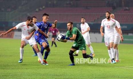 Kiper Timnas Palestina Hamada Rami menangkap bola saat melawan Timnas Taiwan pada babak penyisihan Grup A cabang sepak bola Asian Games 2018 di Stadion Patriot, Bekasi, Jawa Barat, Jumat (10/8).