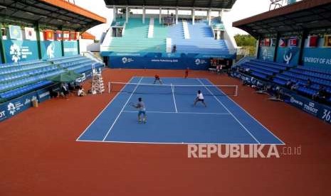 Latihan Tenis Lapangan. Latihan tenis atlet Indonesia di arena Tenis Jakabaring Sport City (JSC), Palembang, Jumat (17/8).