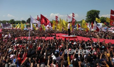 Calon presiden nomor urut satu Joko Widodo melakukan kampanye terbuka di Lapangan Sitarda, Kupang, Nusa Tenggara Timur, Senin (8/4).