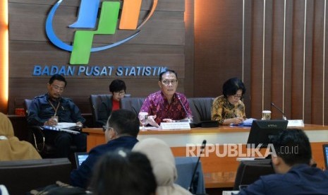 Kepala Badan Pusat Statistik (BPS) Suhariyanto (Kiri) didampingi Diputi Bidang Statistik Distribusi dan Jasa Yunita Rusanti ketika mengumumkan perkembangan ekspor dan impor Indonesia di Kantor BPS, Jakart,Senin (17/12).