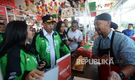 Menteri Perhubungan Budi Karya Sumadi berbincang dengan pedagang Go Food Festival di Transmart Carrefour, Depok, Jawa Barat, Sabtu (5/1).