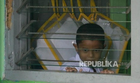 Sejumlah murid baru mengikuti kegiatan hari pertama sekolah di di SDN Kampung Melayu 01/02, Jakarta, Senin (16/7).