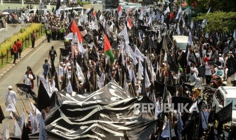 Sejumlah massa Aksi Bela Tauhid saat melakukan unjuk rasa di depan Kantor Kementerian Politik Hukum dan Keamanan, Jakarta, Jumat (26/10).