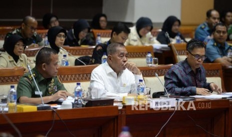 Kerjasama Pertahanan RI-Thailand. Menteri Pertahanan Ryamizard Ryacudu (tengah) mengikuti rapat kerja bersama Komisi I DPR RI di Komplek Parlemen Senayan, Jakarta, Senin (26/3).