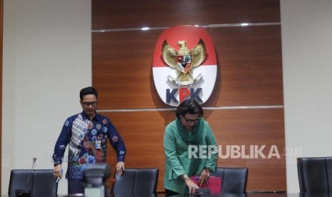 Barang Bukti. Wakil Ketua KPK Basriah Padjaitan (Kanan) dan Juru Bicara KPK Febri Diansyah (Kiri) bersiap untuk melakukan konfrensi pers terkait  hasil OTT Anggota DPRD Provinsi Jambi  di Gedung KPK, Jakarta, Rabu (29/11).