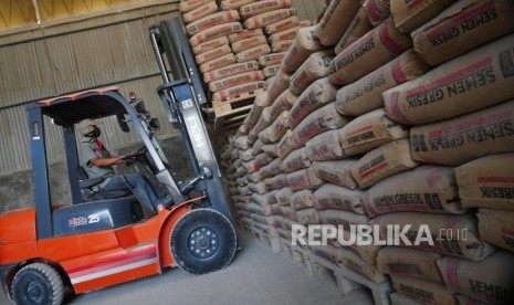 Operator forklift memindahkan sak semen di gudang kawasan Jakarta Utara, Rabu (21/8).