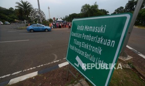 Papan Informasi kawasan tilang elektonrik di Jalan Merdeka Barat, Jakarta. Direktorat Lalu Lintas (Ditlantas) Polda Metro Jaya akan kembali memberlakukan tindakan penilangan terhadap pengguna kendaraan bermotor pekan depan.