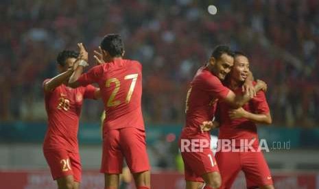 Pesepakbola Indonesia Evan Dimas Darmono (kanan) dan Rizki Rizaldi Pora (kedua kanan) usai memasukan bola ke gawang Timnas Mauritius pada laga persahabatan di Stadion Wibawa Mukti, Cikarang, Bekasi, Jawa Barat, Selasa (11/9).