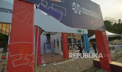 Persiapan Asian Para Games. Pekerja melakukan pemasangan atribut di Stand   di kawasan Jalan Asia Afrika, Jakarta, Jumat (5/10).