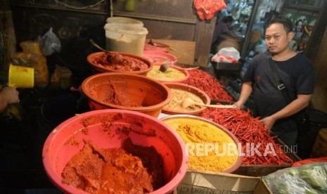 Cabe Penyebab Inflasi Maret. Pedagang merapikan cabai merah di Pasar Senen, Jakarta, Senin (2/4).