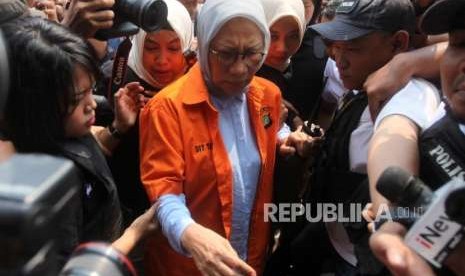 Suspect on hoax case Ratna Sarumpaet (center) escorted by police officers after performing psychological test at Jakarta Metro Police headquarters prison, Jakarta, Wednesday (Oct 10).