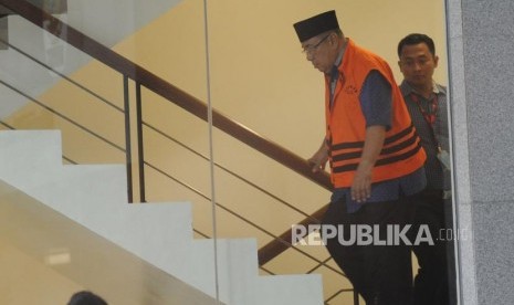 Calon Gubernur Sulawesi Tenggara Asrun. ayah dari Wali Kota Kendari Adriatma Dwi Putra ini  bersiap menjalani pemeriksaan di gedung KPK, Jakarta, Selasa (13/3).