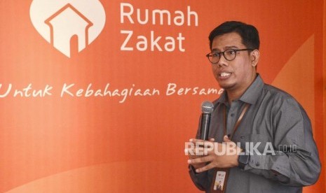 CEO Rumah Zakat Nur Efendi memaparkan paparannya pada  acara konferensi pers di kantor Rumah Zakat, Jalan Turangga, Kota Bandung, Senin (6/5).