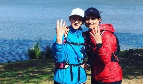 Rachel Laycock dan Vanessa Heuser di hari keempat maraton mereka keliling Tasmania.