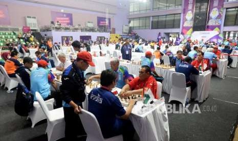 Suasana pertandingan catur Asian Para Games 2018 di Gelanggang Olahraga Cempaka Putih, Jakarta, Jumat (12/10).