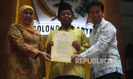 Pelaksana tugas Ketua Umum Partai Golkar Idrus Marham (tengah) bersama Calon Gubernur Jawa Timur Khofifah Indar Parawansa (kanan) dan Calon Wakil Gubernur Jawa Timur Emil Elestianto Dardak (kiri) memperlihatkan surat rekomendasi dukungan dari DPP Golkar di Kantor DPP Golkar, Jakarta, Rabu (22/11).