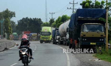 Sejumlah truk berhenti di bahu jalan di Jalan Raya Pantura, Brebes, Jawa Tengah.