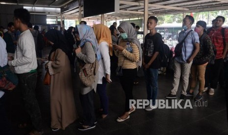 Penumpang mengantre untuk menukarkan tiket Kereta Rel Listrik (KRL) ketika adanya pemadaman listrik, Stasiun Manggarai, Jakarta, Ahad (4/8).