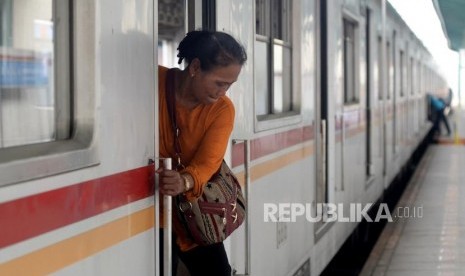 Penumpang menuruni Kereta Rel Listrik (KRL) ketika adanya pemadaman listrik, Stasiun Manggarai, Jakarta, Ahad (4/8).