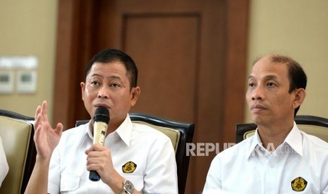 Energy and Mineral Resources Minister Ignasius Jonan (left) explains the revocation of 22 regulations that were hampering the investment process at his office, Jakarta, on Monday (Feb 12).