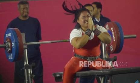 Ekspresi lifter Indonesia Siti Mahmudah usai melakukan angkatan dalam final kategori perempuan 79 kg Asian Para Games, Balai Sudirman, Jakarta, Rabu (10/10).