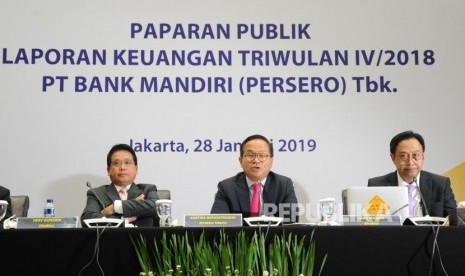 Direktur Utama Bank Mandiri Kartika Wirjoatmojo (tengah) berikan paparan Laporan Keuangan Triwulan IV/2018 PT Bank Mandiri Tbk di Jakarta, Senin (28/1).