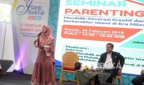 Mendidik Anak di Era Digital. Artis Astri Ivo menyampaikan materi saat diskusi di acara Islamic Book Fair 2019 di Balai Sidang Jakarta, Kamis (28/2/2019).