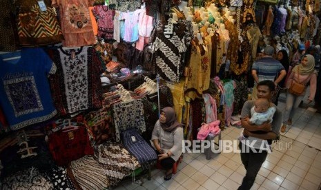 Berburu Baju lebaran. Pengunjung memadati los pakaian di Pasar Beringharjo, Yogyakarta, Ahad (26/5).  Meski terjadi pandemi, peminat baju lebaran tetap tinggi.