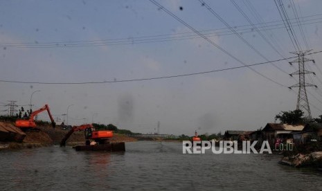 Petugas membersihkan sungai Kalimalang menggunakan alat berat di kawasan Cikarang, Bekasi, Jawa Barat, Kamis (12/7).