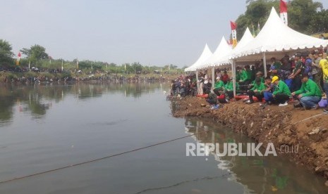 Puluhan ribu pemancing mengikuti Gebyar Ngabuburit Mancing Mania Citarum Harum dalam rangka memperingati hari jadi Kodam III/Siliwangi ke 72 tahun, di Citarum Sektor B3, Kelurahan Sulaiman, Kecamatan Margahayu, Kabupaten Bandung, Ahad (3/6).