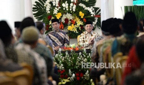 Pembukaan Mukatamar Al Iryad. Presiden Joko Widodo (kiri) bersama Ketua Umum PP Al Irsyad Al Islamiyah Abdullah Djaidi saat silaturahim dengan jajaran pimpinan Al Irsyad Al Islamiyah di Istana Bogor, Jawa Barat, Kamis (16/11).