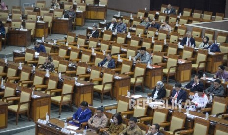 Anggota DPR mengikuti rapat paripurna di Kompleks Parlemen, Senayan, Jakarta, Kamis (26/4).