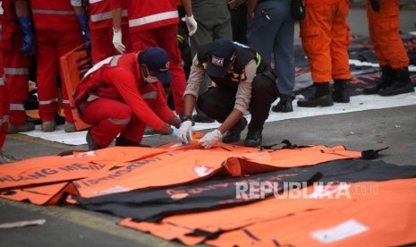 Petugas mengidentifikasi kantong jenazah yang berisi puing dan korban pesawat Lion Air JT-610 di Pelabuhan Tanjung Priok, Jakarta, Senin (5/11).