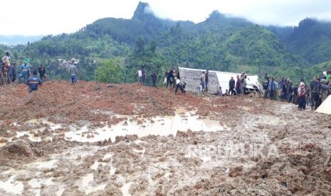 Proses evakuasi korban longsor di Kampung Cimapag, Desa Sirnaresmi Kecamatan Cisolok, Kabupaten Sukabumi Selasa (1/1).