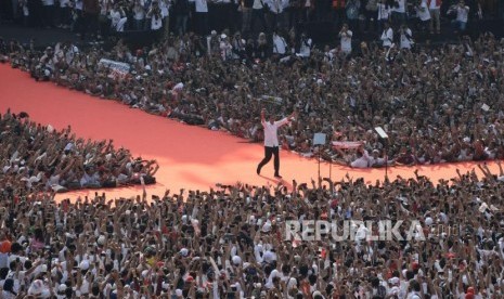 Calon Presiden no urut 01 Joko Widodo saat hadir pada Konser Putih Bersatu di GBK, Senayan, Jakarta, Sabtu (13/4).