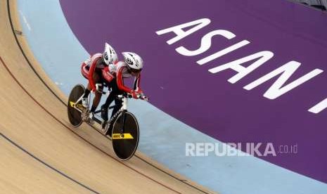 Atlet balap sepeda Indonesia Sri Sugiyanti (belakang) didampingi Pilot Magfiroh Ni'mal (depan) memacu kecepatannya saat melawan atlet balap sepeda Malaysia pada babak final Putri B Individul Pursuit 3.000 meter Asian Para Games 2018 di Velodrome Rawamangun, Jakarta, Kamis (11/10).