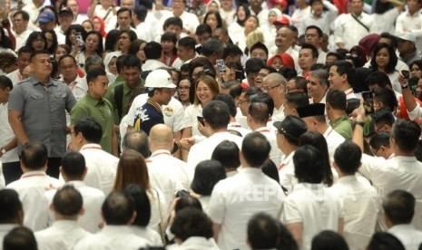 Deklarasi Pengusaha Untuk Jokowi-Amin. Capres Nomer 01 Joko Widodo menyalami simpatisan saat deklarasi dukungan 10 ribu pengusaha untuk Jokowi-Amin di Istora Senayan, Jakarta, Kamis (21/3/2019).