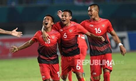 Pesepakbola Indonesia Irfan Jaya, Evan Dimas Darmono, Hansamu Yama berselebras usai Irfan Jaya memasukan bola kedalam  gawang  Hongkong China dalam pertandingan penyisihan grup Sepakbola Asian Games 2018 di Stadion Patriot Candrabhaga, Bekasi, Jawa  Barat, Senin (20/8).