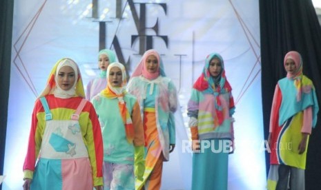 Fashion Show karya lulusan Islamic Fashion Institute (IFI) pada acara Haflatu At Takhorruj atau perayaan setelah menempuh ujian, di Click Square, Jalan Naripan, Kota Bandung, Rabu (19/12).