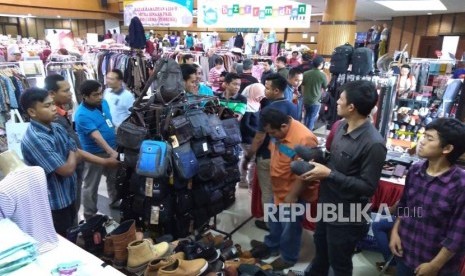 Pengunjung memilih barang pada Bazar Ramadhan (ilustrasi)