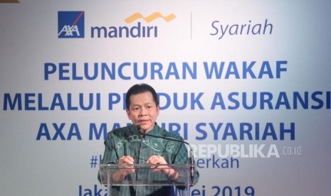 Presiden Direktur AXA Mandiri Handojo G. Kusuma memberikan sambutan saat peluncuran Wakaf melalui produk asuransi AXA Mandiri Syariah di Jakarta, Senin (13/5).