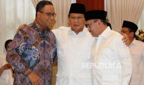 Deklarasi Calon Gubernur Jawa Tengah Partai Gerindra. Gubernur DKI Jakarta Anies Baswedan bersama Ketua Umum Partai Gerindra Prabowo Subianto dan Calon Gubernur Jawa Tengah dari Partai Gerindra Sudirman Said (dari kiri) saat menghadiri deklarasi calon Gubernur Jawa Tengah dari Partai Gerindra di kediaman Prabowo, Kebayoran Baru, Jakarta, Rabu (13/12).