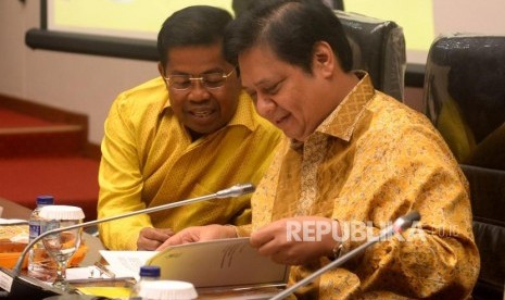 Ketua Umum Golkar Airlangga Hartarto berbincang dengan Sekjen Golkar Idrus Marham sebelum memimpin rapat pleno fraksi partai golkar di Gedung Nusantara, Kompleks Parlemen ,Senayan, Jakarta, Kamis (11/1/18).