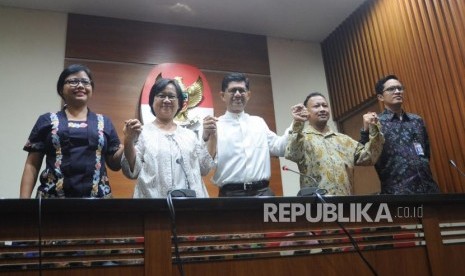 Anggota tim pemantau kasus Novel BAswedan Bifitria, Wakil Ketua Bidang Eksternal Komnas HAM Sandrayati Moniaga, Wakil Ketua KPK, Laode M. Syarif, Komisioner Pengkajian dan Penelitian Mochammad Choirul Anam. Juru Bicara KPK Febridiansyah (kiri ke kanan) usai konfrensi pers terkait kasus novel baswedan di kantor KPK, Jakarta, Jumat (16/3).