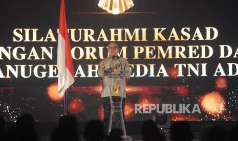 Ketua Forum Pemimpin Redaksi (Forum Pemred) Suryopratomo memberikan sambutan dalam acara Silaturahmi Kasad dengan forum Pemred, Wartawan dan Jajaran Penerangan TNI AD Balai Kartini, Jakarta, Rabu (21/2).