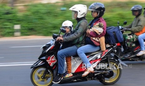 Sejumlah pemudik melintas menggunakan sepeda motor