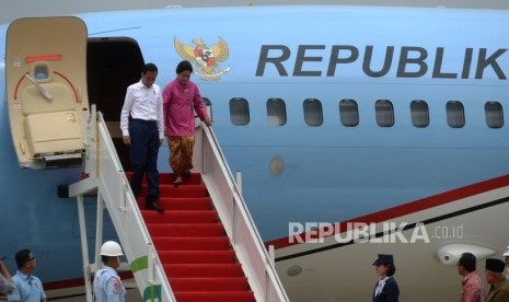 Peresmian Bandara Samarinda. Presiden Joko Widodo bersama Ibu Iriana Joko IWidodo tiba menggunakan pesawat kepresidenan di Bandara APT Pranoto di Samarinda, Kalimantan Timur, Kamis (25/10).